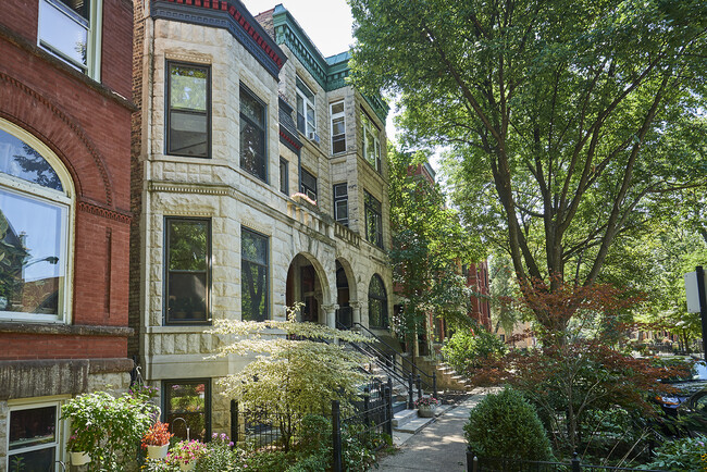 Building Photo - 1049 N Hoyne Ave