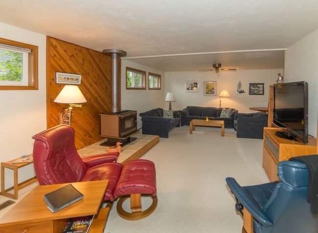 Building Photo - We have the wonderful 3 bed/2 bath you’ve been waiting for!