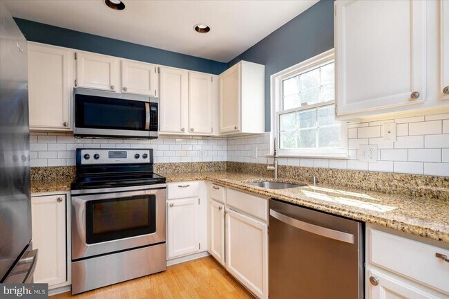 Building Photo - 2209 Commissary Cir
