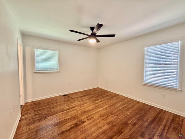 Building Photo - 214 Meadowridge Dr