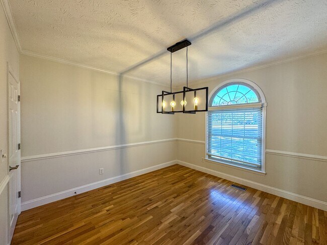 Building Photo - Charming 3 Bed, 2.5 Bath Home with a Bonus...