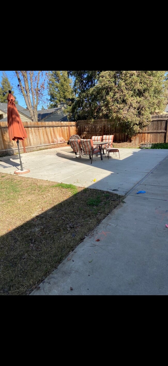 Building Photo - 1016 E Quincy Ave