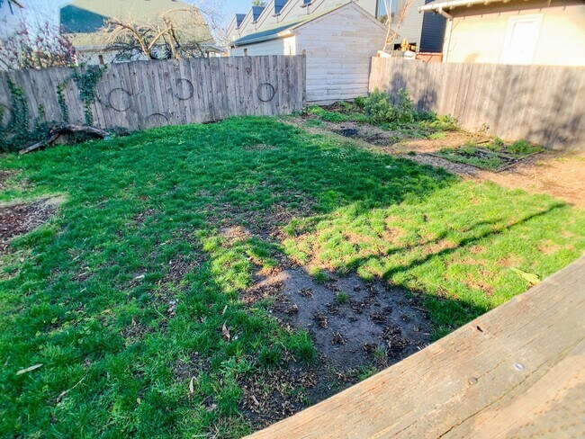 Building Photo - Adorable 3bdrm Home in Great Neighborhood! Lovely Yard!