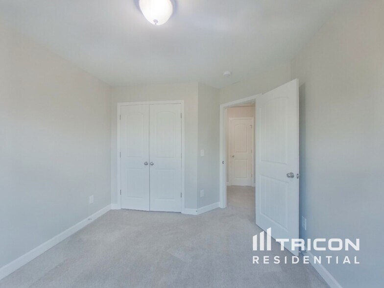 Building Photo - 806 Simones Ct