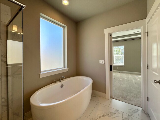 Building Photo - Luxury and Convenience Awaits in this Stunning 3 Bedroom, 2.5 Bathroom House with Abundant Parkin...