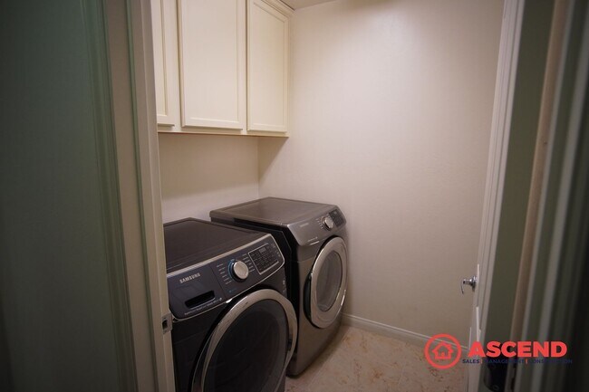 Building Photo - Stunning 4 Bed, 2.5 Bath Home with Pool Access | Southwest Bakersfield