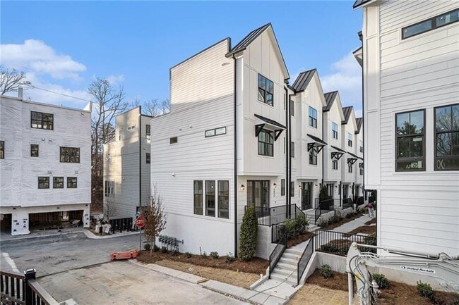 Primary Photo - 1825 Gotham Ln NE
