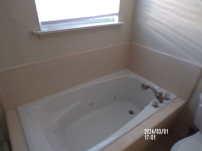 Building Photo - Great Townhouse