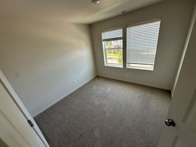 Building Photo - 4 bedroom 2.5 bathrooms in the beautiful M...