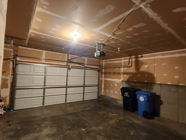 Building Photo - ~ RENT SPECIAL ~ HOLIDAY MERRINESS ~ 3 Bedroom, 3 Bath Home for rent Close to the Hospital