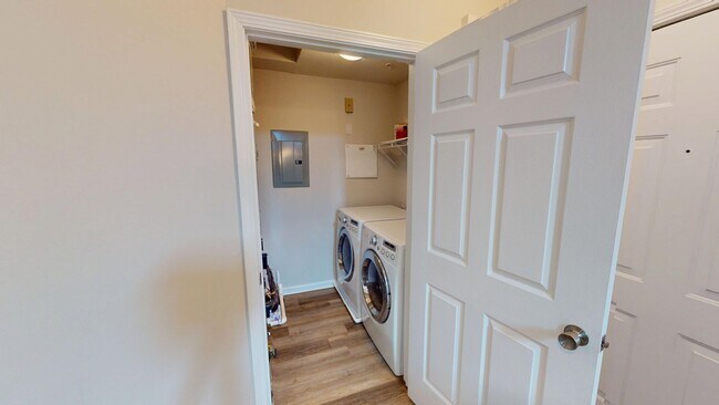 Building Photo - Recently updated condo in the heart of Bal...