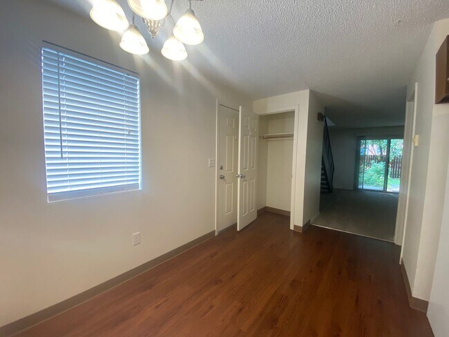 Building Photo - Move-in Special $500 off 1st months' rent!...