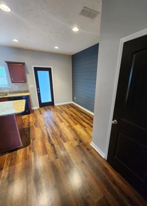 Building Photo - 826 Lower Park Pl