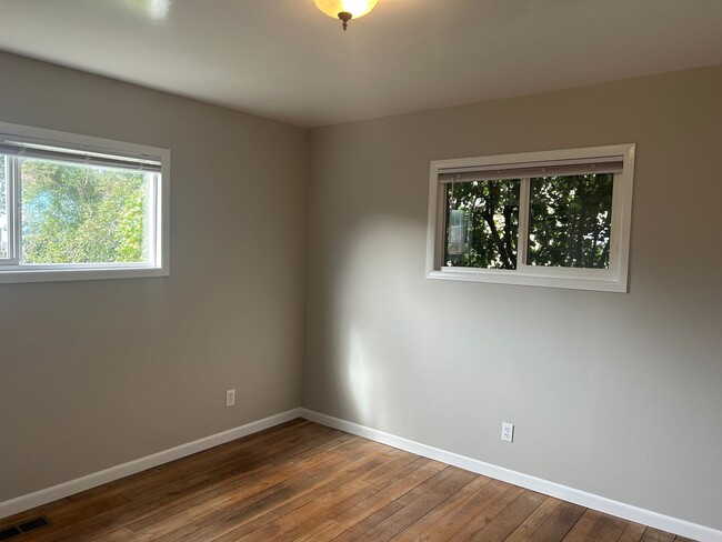 Building Photo - Charming 2 bedroom/1 bath Walking distance...