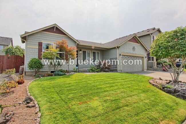 Building Photo - 3 Bed, 2 Bath : A GREAT Multi-Generational Home