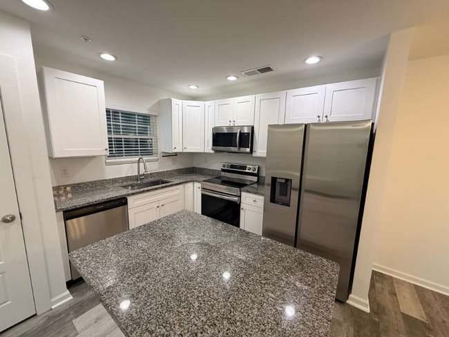 Building Photo - 171 Charter Dr