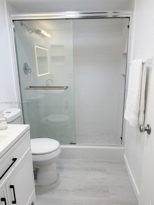 Building Photo - 220 Lakeview Dr