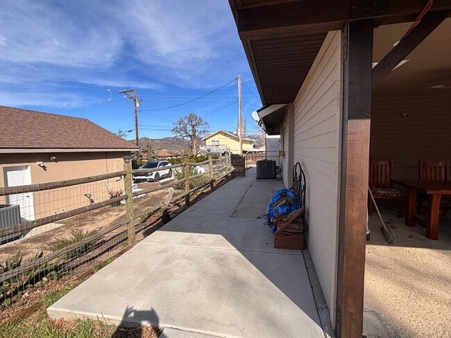 Building Photo - Beautiful Stallion Springs Home With A View!