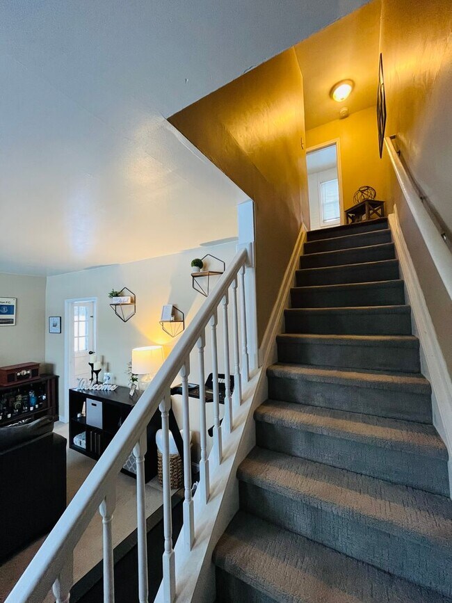 Building Photo - Beautifully Remodeled 2BR home in great neighborhood (Guilderland Schools)