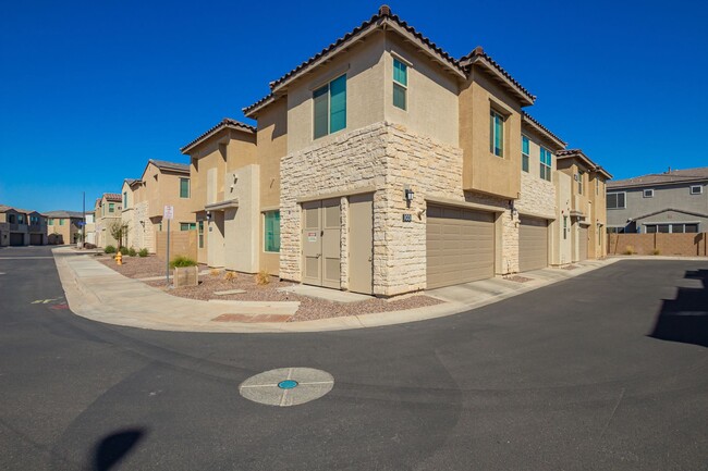 Building Photo - Modern and Spacious Townhome in the Mosaic...