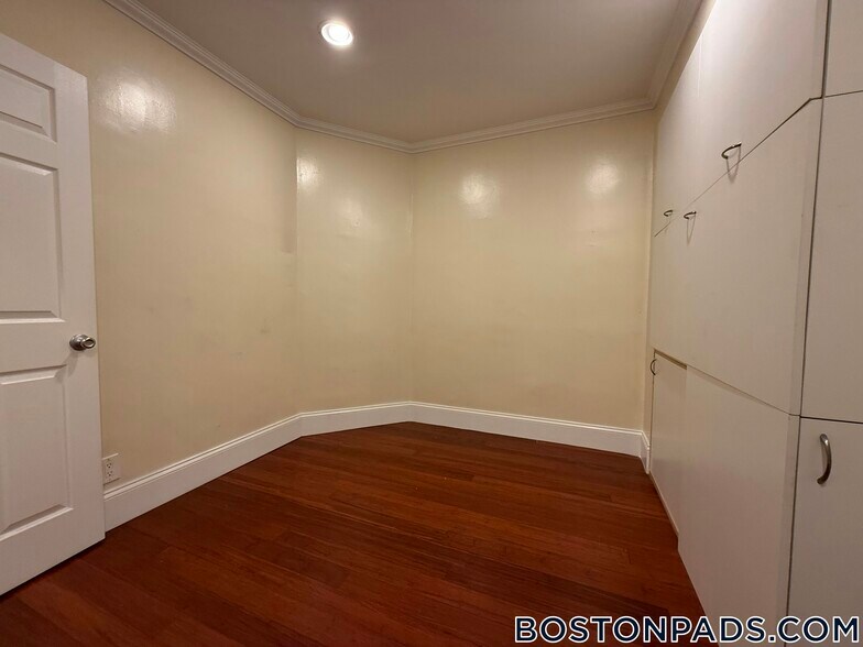 Building Photo - 1253 Beacon St