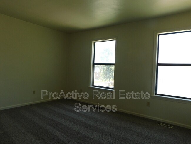 Building Photo - 215 Greenbrier Ave