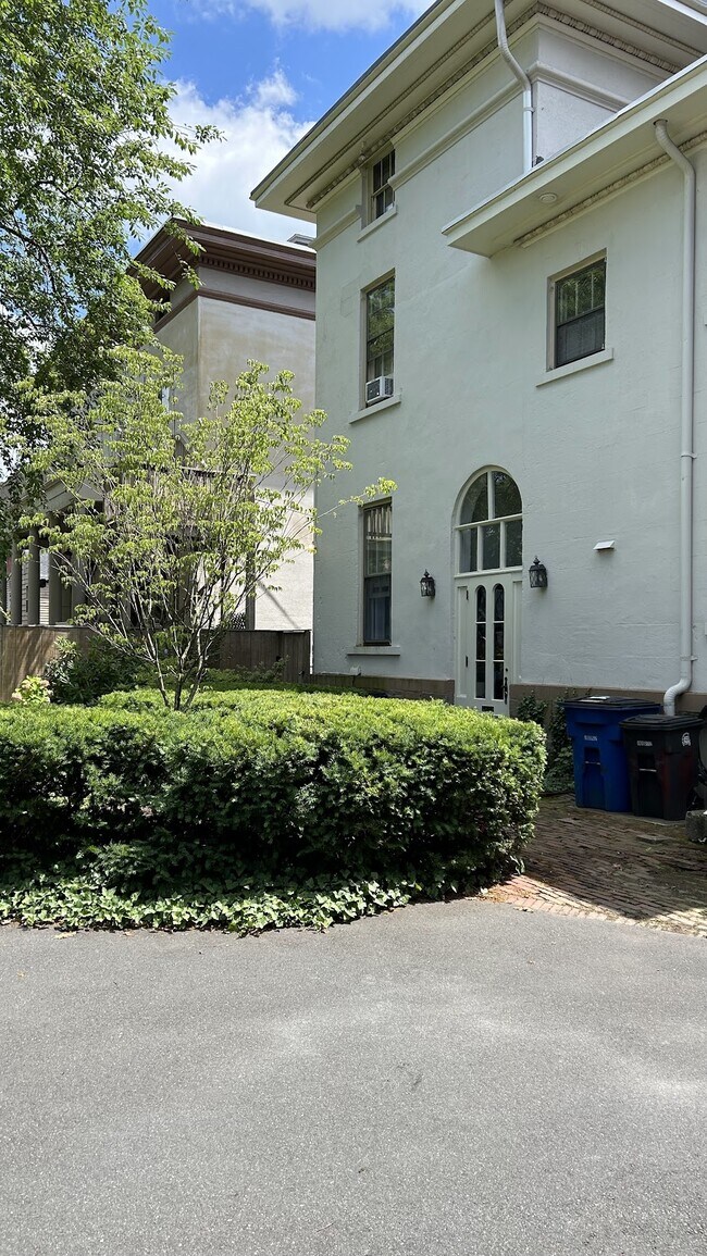Private Entrance - 613-2 Chapel St