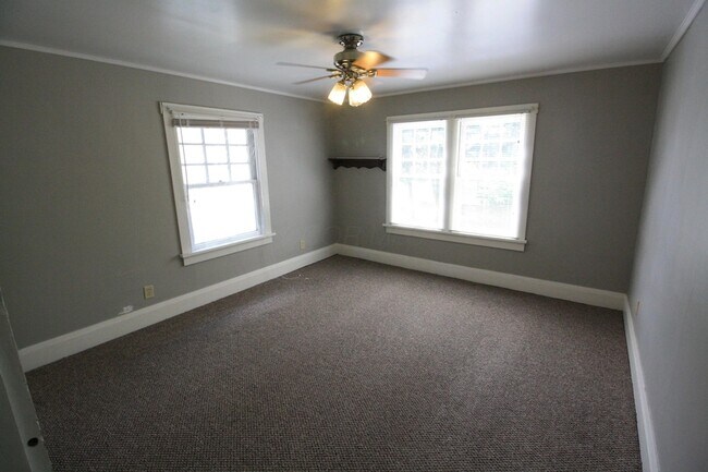 Building Photo - 242 E Northwood Ave