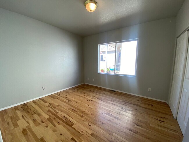 Building Photo - 5 Bedroom/ 3 Bath Home
