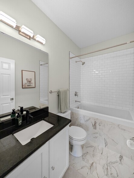 Upper level 2nd bathroom with deep jacuzzi tub - 29 4th Ave N