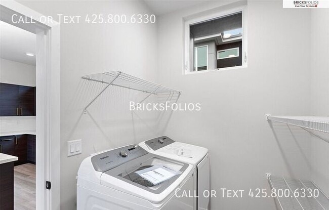 Building Photo - Move-In Ready Townhome with Ground Floor Suite & Views of Olympic Mountains