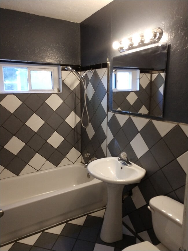 Building Photo - Ciri600 (Duplex) ***