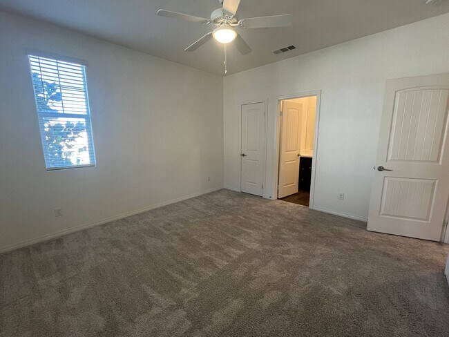 Building Photo - Spacious 3 bedroom, 3-bathroom condo for rent