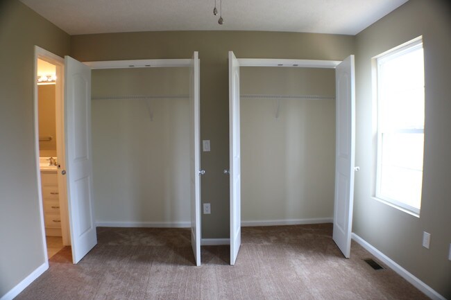 Building Photo - 2 Sugar Maple Ln