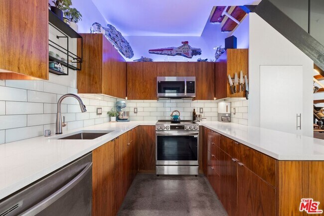 Building Photo - 140 S Gramercy Pl