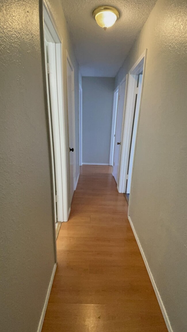 Building Photo - 921 NW Summercrest Blvd