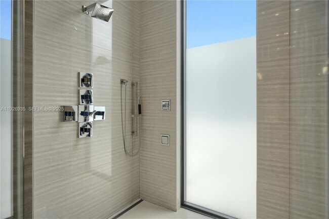 Building Photo - 5501 Pine Tree Dr