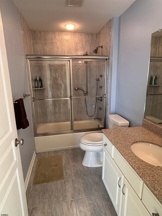 Building Photo - 802 N Harvard Ave