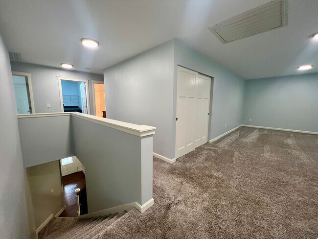 Building Photo - Beautiful 5 Bedroom Home