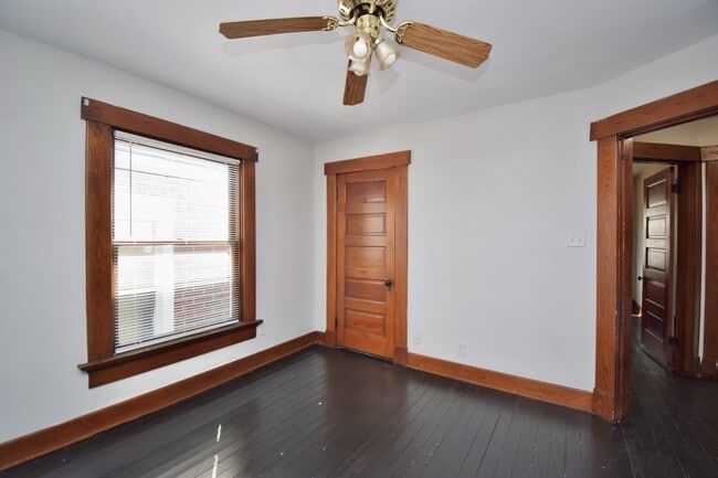 Building Photo - 23 E Parkwood Dr