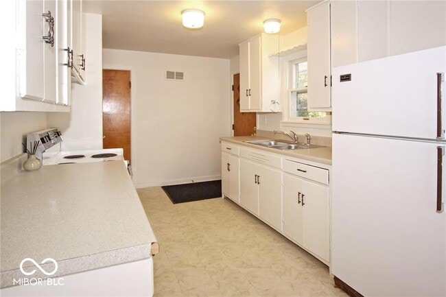 Building Photo - 210 W Sycamore St