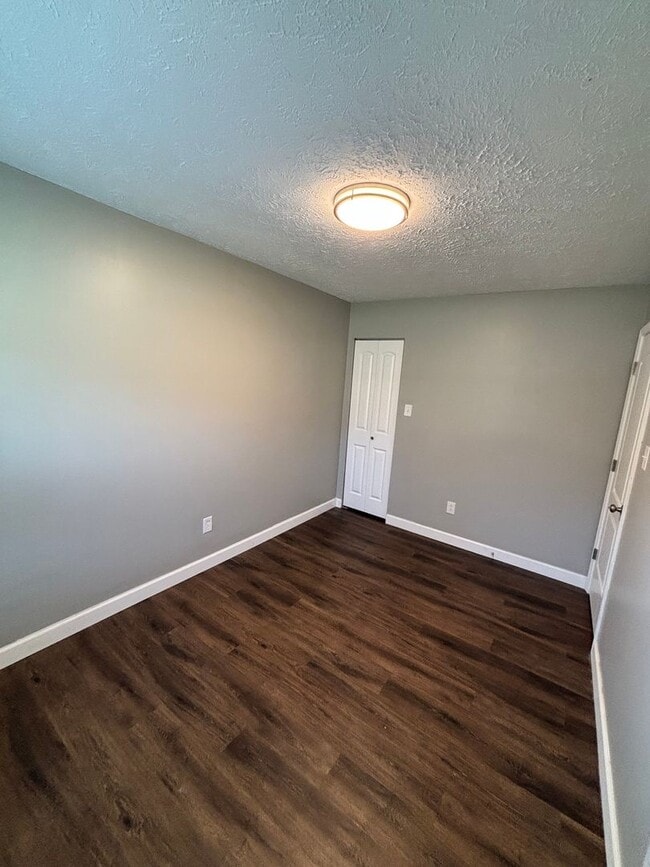 Building Photo - Spacious 3BR Rancher Near Washington Pike – Quiet Setting, Minutes to Downtown!