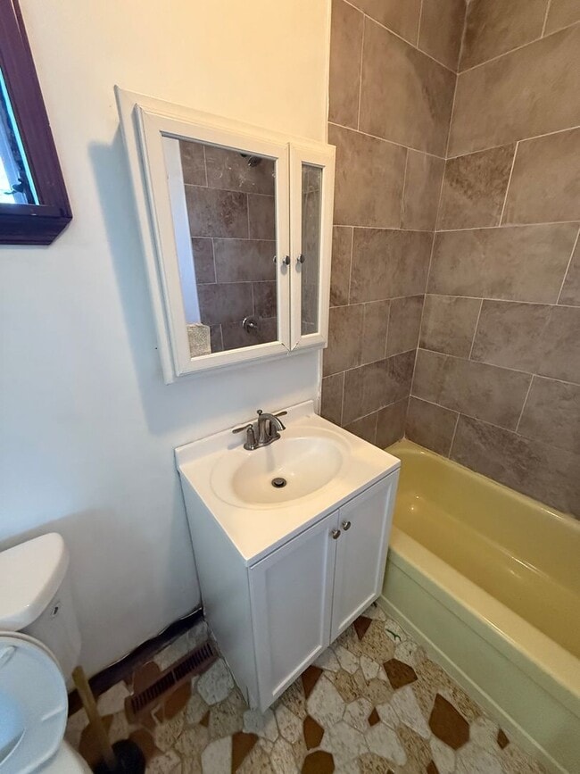Building Photo - Cute two bedroom in Frankford section of P...