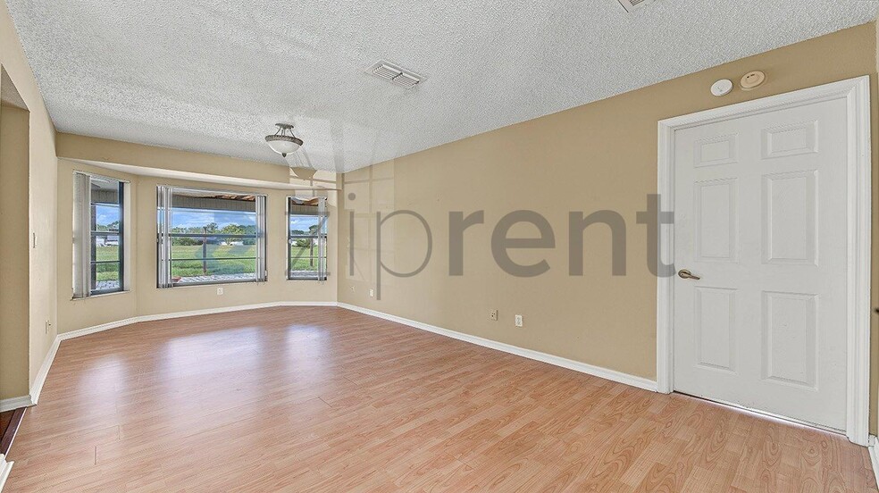 Building Photo - Unit