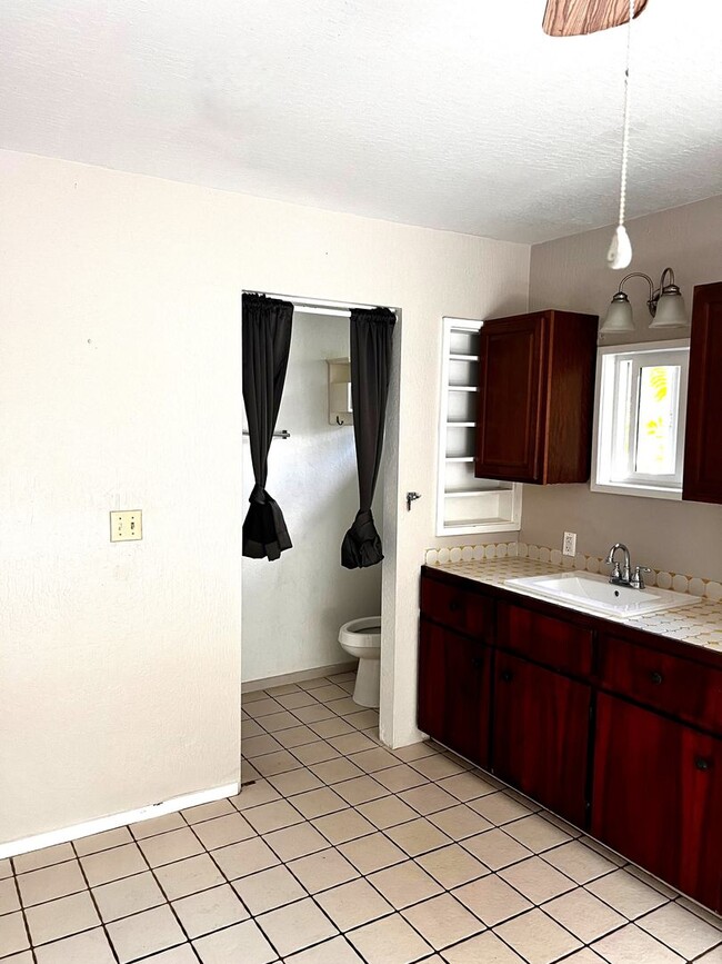 Building Photo - Studio, 1 Bath In Perfect Location Near Po...