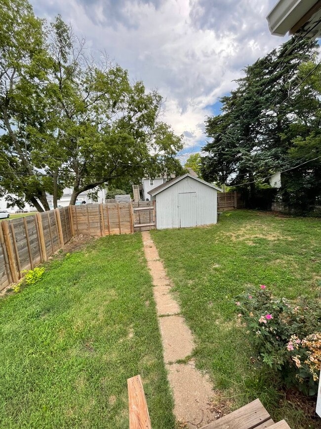 Building Photo - 2 Bedroom Near ESU!
