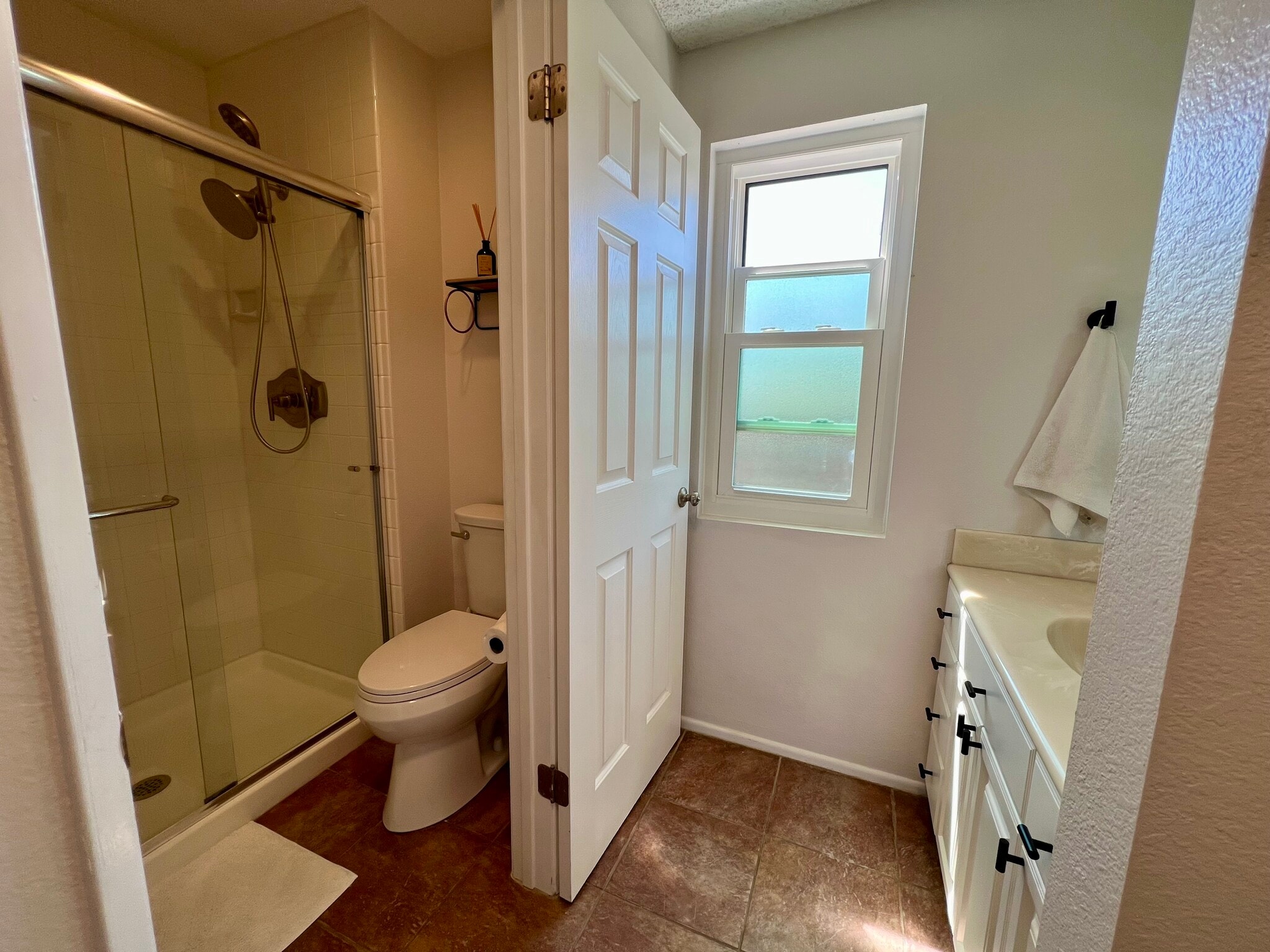Upstairs bathroom - 4435 Nobel Dr
