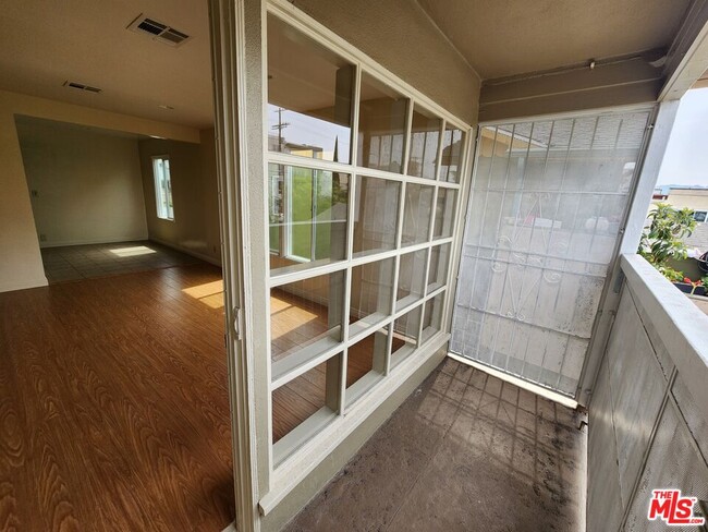 Building Photo - 5264 Cahuenga Blvd