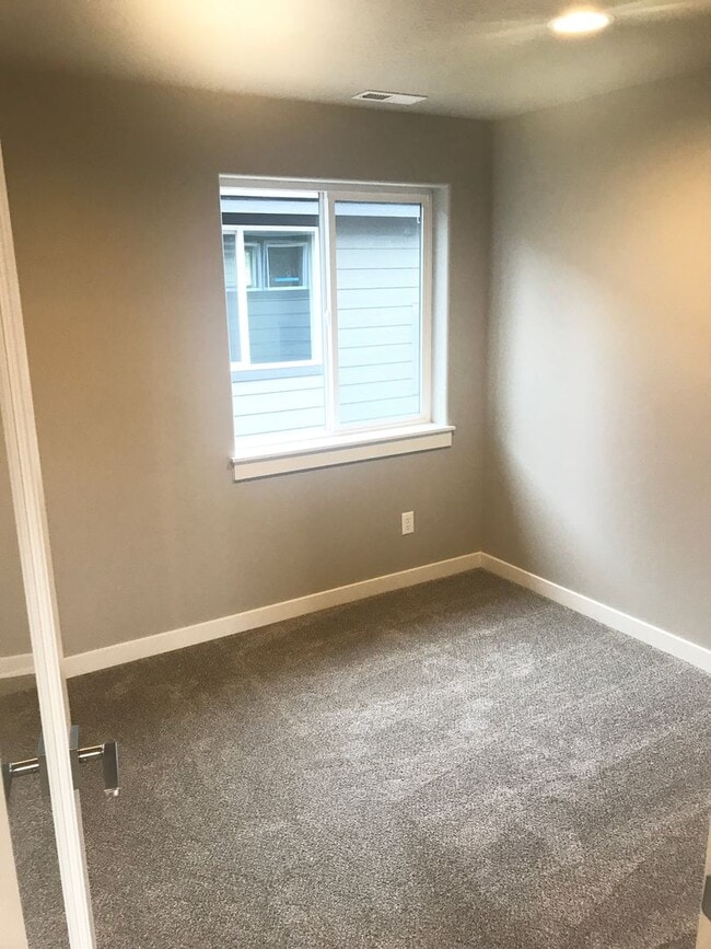 Building Photo - Single level home in Sisters!