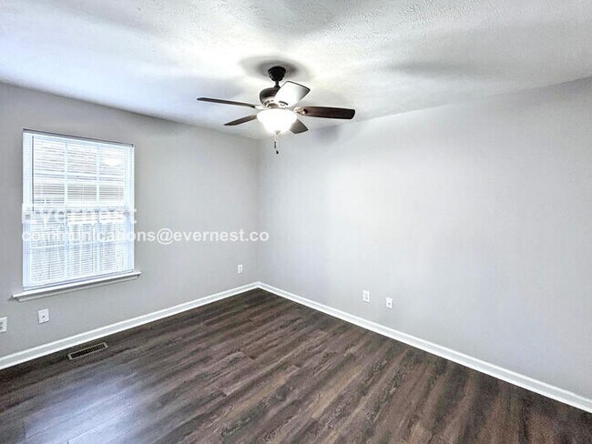 Building Photo - 1808 Lakewood Village Dr